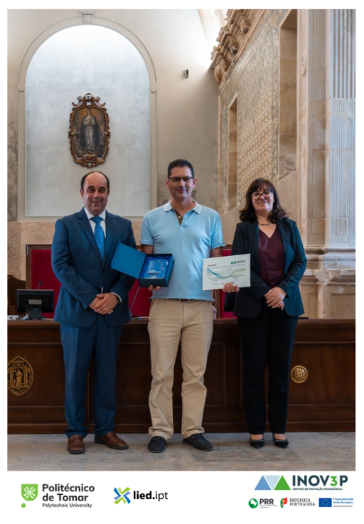 Fotografia da entrega do Prémio de Inovação Pedagógica INOV-PED atribuído a  Carlos Ferreira